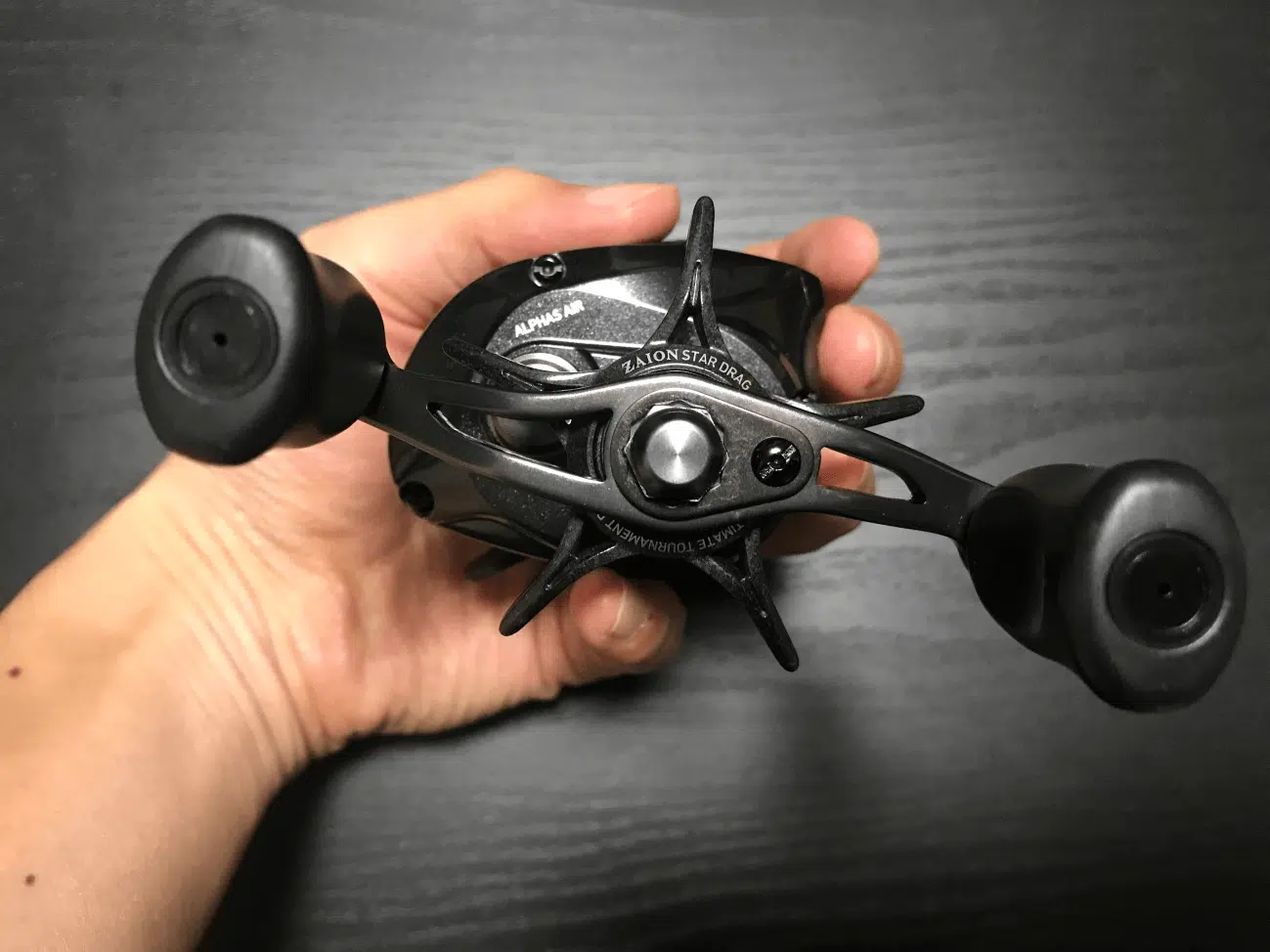 ハンドルを固定しているネジとナットを外す