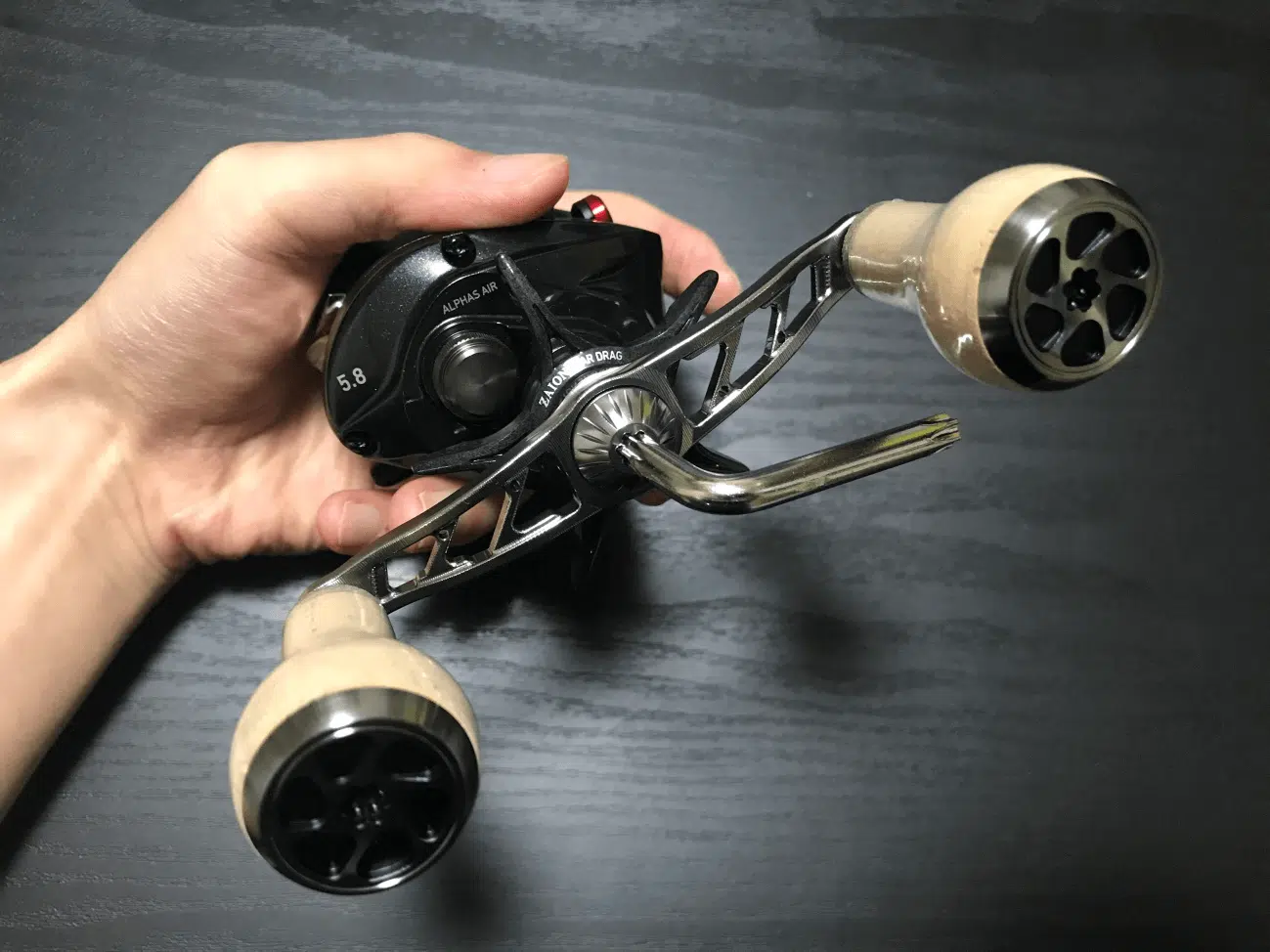 専用レンチでキャップを絞めこみ