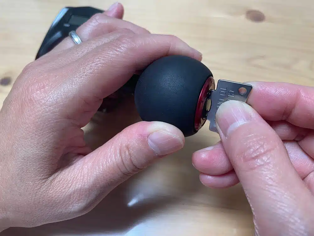 18スパルタン MX IC 200Hの純正のノブのキャップを外す