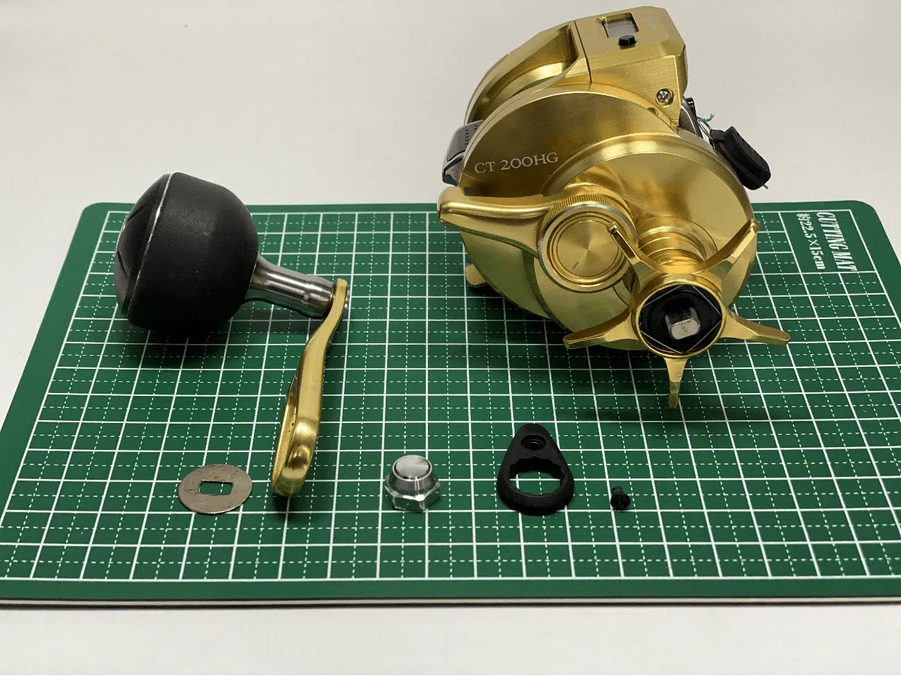 ベイトハンドル交換に純正パーツの取り外し