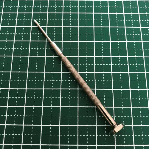 ハンドルノブ交換道具の精密ドライバー