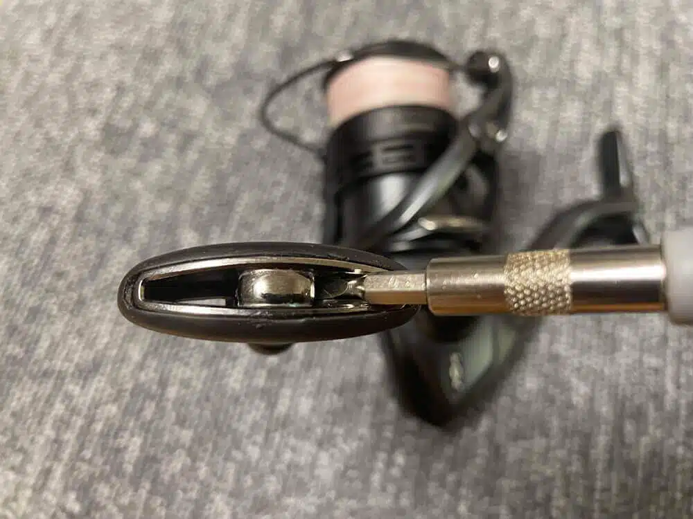 エクスセンスCI4+のノブのキャップを外す